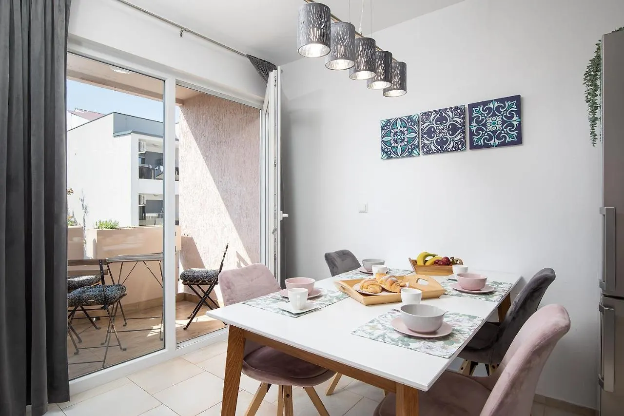 Sweet City Center With Balcony & Private Parking Pula