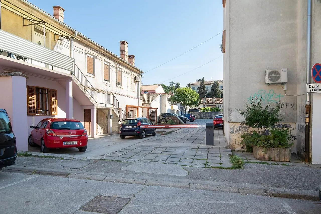 Sweet City Center With Balcony & Private Parking Pula